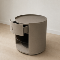 Table de chevet cylindrique moderne à 1 tiroir en cuir tanné taupe avec étagère en verre trempé et fermeture douce en bois massif pour chambre et hôtel