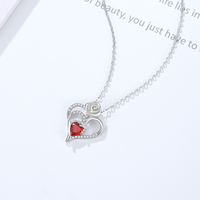 Collier classique Moyu Jewelry à double cœur en rose, grenat rouge, zirconium blanc, plaqué platine, argent 925, pendentif en forme de cœur