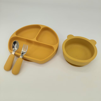 Ensemble de vaisselle en silicone pour bébé, vente en gros directe usine, assiette compartimentée monobloc, bol à ventouse en forme d'ours pour enfants, fourchette et cuillère pour bébé