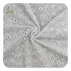 Échantillons gratuits Blanc Brodé 100% Coton Broderie Voile Tissu Pour Vêtement Vente en Vrac