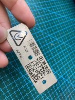 Étiquettes adhésives personnalisables en métal avec code QR et sérigraphie étanche pour la gestion des actifs - Caractéristique : Marquage du numéro de série