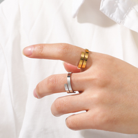 Bague double nom gravée personnalisée Bande réglable en acier inoxydable Lettres minimalistes personnalisées Bague à empiler pour femmes