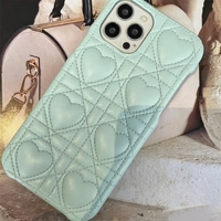 Étui de téléphone en similicuir matelassé en forme de cœur, coque antichoc souple compatible avec iPhone 13/14/16, étui élégant et stylé pour femmes
