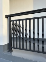 Maßgefertigtes Aluminium-Kunstgeländer Dekorativer Balkongeländer für Wohnhaus-Außentreppen und Terrassenprojekte