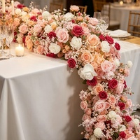 Décoration de scène de mariage : Allée florale artificielle, rangée de fleurs au sol, roses colorées, style occidental moderne, toile de fond de mariage
