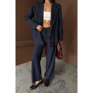 Elegante Conjunto de Traje Azul Marino a Rayas para Mujer con Decoración de Botones en Tela de Lana - Product Image 2