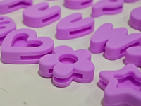 Collier et laisse personnalisés avec nom, lettres anglaises en silicone, boucle métallique, breloque lettre fixée au sol pour chiens