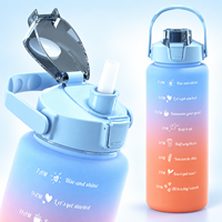 Gourde de sport en PC trois pièces, grande capacité 2000 ml, avec tube d'aspiration, couleur dégradée et échelle graduée en plastique dépoli