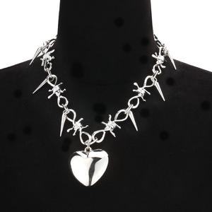 Collar con Colgante de Corazón de Plata Tibetana, Diseño de Alambre de Púas, Joyería Gótica y Vanguardista - Product Image 1