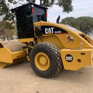 Rodillo Vibratorio de Un Solo Tambor CAT CS-683E con Motor Diésel, Equipo de Construcción Amarillo - Product Image 1