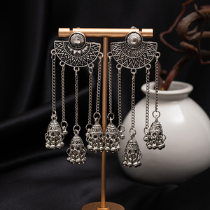 Pendientes de media luna tallados en aleación antigua de alta gama, estilo étnico retro vintage, con borlas de Siam, de inspiración europea y americana, transfronterizos - Product Image 1