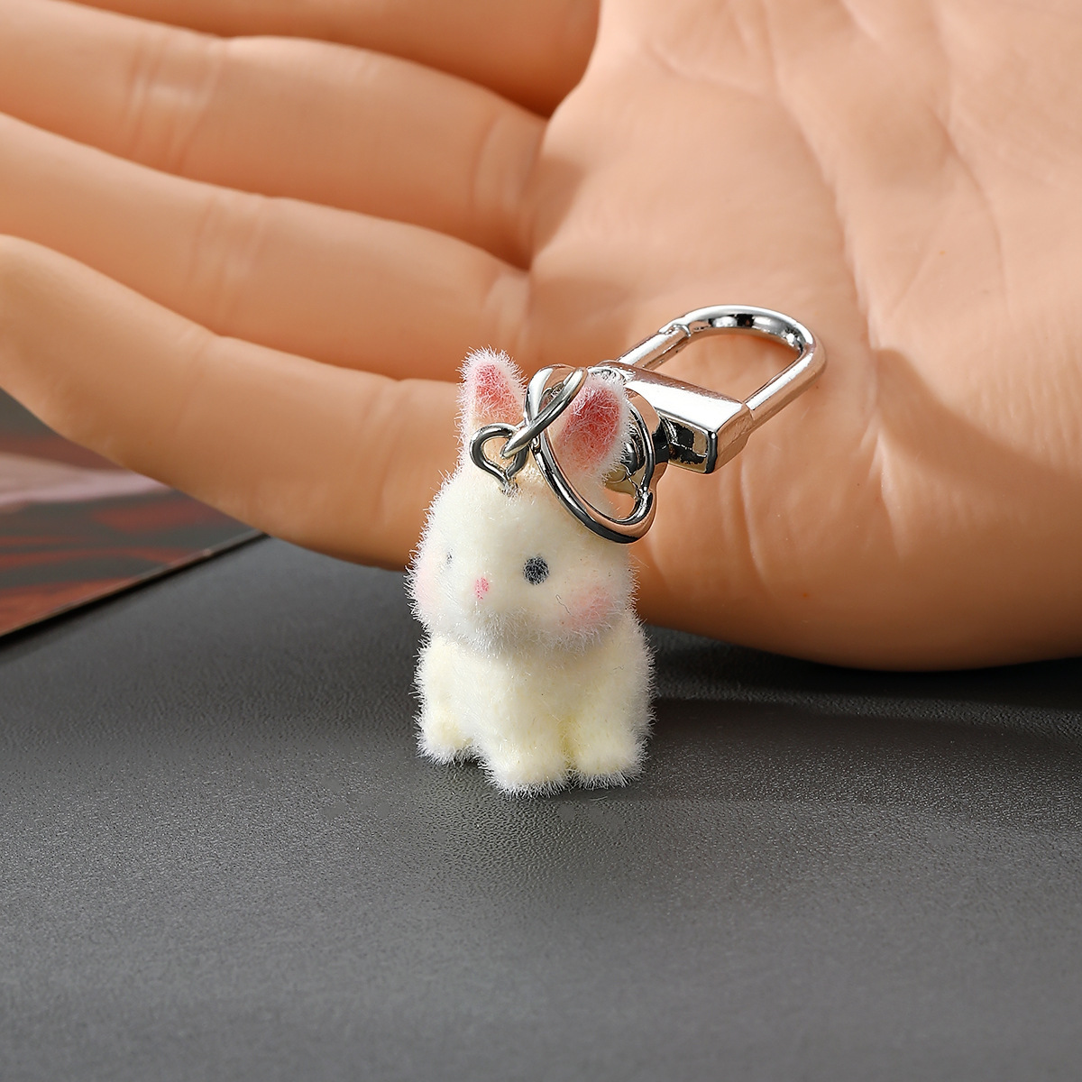 Le petit lapin blanc a tourné la tête