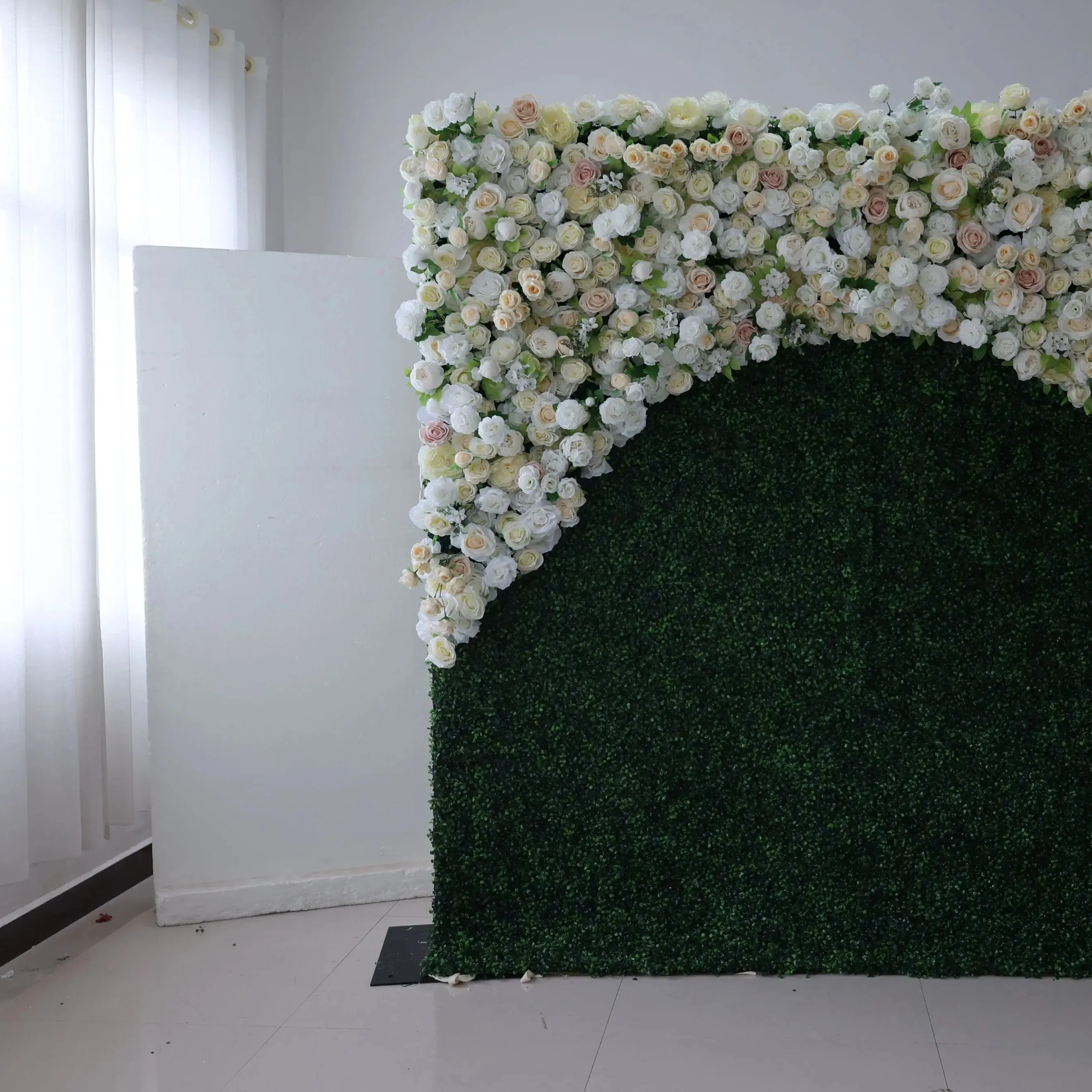 उच्च अंत कपड़े समर्थित शादी समारोह सिमुलेशन फूल दीवार