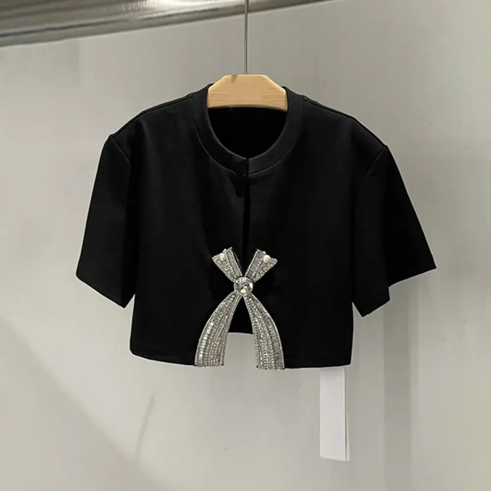Camiseta de manga curta com lacinha e diamantes, novidade feminina de nicho aberto, moda primavera 2024, cor sólida