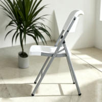Chaise blanche en résine HDPE au design moderne pour banquets de mariage, empilable et pliable pour les fêtes intérieures et extérieures