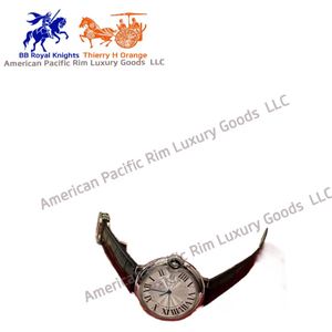 Reloj redondo de cuarzo en tono plateado con correa de cuero con patrón de cocodrilo negro y esfera con números romanos - Product Image 4