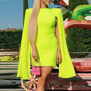 <span class=keywords><strong>Abito</strong></span> Aderente da Donna in Poliestere <span class=keywords><strong>Giallo</strong></span> con Maniche Lunghe, Design a Mantella Plissettata, Collo Tondo, Chiusura con Cerniera Nascosta sul Retro, Lunghezza al Ginocchio - Product Image 1