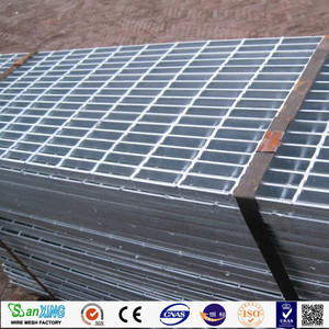 Grille de sol industrielle en acier galvanisé à chaud à barres dentelées pour plateformes de travail - Product Image 1