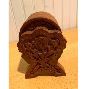 Juego de posavasos de madera para bebidas de seis bohemios inspirados con patrones rústicos tallados con conveniente contenedor de almacenamiento de la India - Product Image 3