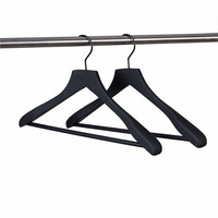 Cintres en bois noir Cintre en bois enduit de caoutchouc personnalisé avec barre pour costume de manteau