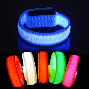 สายรัดข้อมือเรืองแสง LED แบบนีออน ชาร์จด้วย USB เปลี่ยนสีได้ สำหรับงานเทศกาลดนตรี ปาร์ตี้ และอีเว้นท์ต่างๆ - Product Image 1