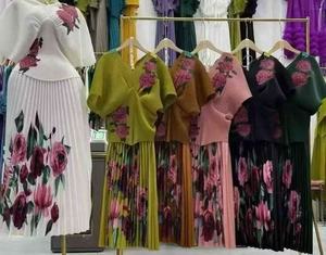 ชุดเดรสจีบพลีท ดีไซน์ใหม่ ขายดี คุณภาพสูง สำหรับผู้หญิง ฤดูร้อน-ฤดูใบไม้ร่วง คอวี พร้อมลายปักดอกไม้ - Product Image 1