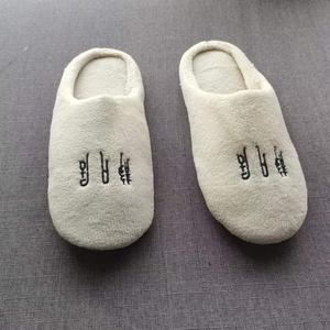 รองเท้าแตะโรงแรมปักลายสุดหรูพร้อมกระเป๋าใส่ในร่มสำหรับใส่ในสปา - Product Image 4