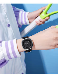 Montre à quartz décontractée élégante et simple de style dessin animé carré avec un bracelet en silicone sans marquage adapté aux déplacements quotidiens - Product Image 2