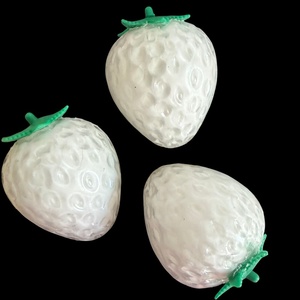 Jouet anti-stress en forme de fraise blanche, simulation de fruit, à presser, pour soulager le stress, jouet original et unique pour les jeunes, en stock - Product Image 1