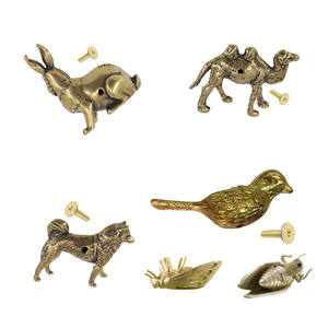 Ters pirinç eski mühür dolabı çekmece düğmeleri ve hayvan kolları kolları kolları. - Product Image 3