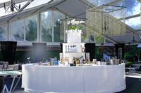 Comptoir de bar à cocktails incurvé de mariage avec table de comptoir de bar en bois de stockage pour la fête d'hôtel événement de mariage