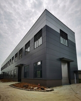 Entrepôt à structure en acier architecturale à grande portée avec toit photovoltaïque solaire et puits de lumière clairvues, hall de stockage préfabriqué sur mesure