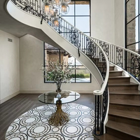 Escalier incurvé en fer forgé avec escalier intérieur en marbre pour villa moderne avec garde-corps en verre caractéristique architecturale en spirale