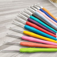 Lot de 9 crochets en aluminium multicolores avec manche en plastique (2mm-6mm) – Aiguilles à tricoter pour fil, pull, tissage et outils d'artisanat
