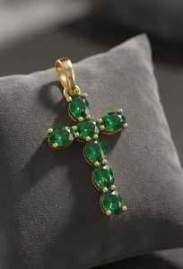 Pendentif croix en or 14 carats avec rubis et émeraudes naturels ou cultivés en laboratoire, design ovale - Product Image 4