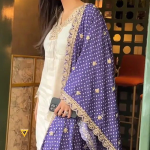 Faux Georgette lourde avec séquence de broderie lourde avec travail manuel en miroir réel avec moins de bordure avec manche complète - Product Image 1