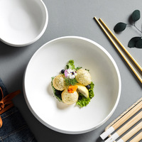 Service de vaisselle en céramique blanche créative de luxe petites assiettes à salade pour petit-déjeuner et restaurant assiettes en argile de luxe en grès Lotus