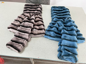 2025 étiquettes personnalisées et conception OEM hiver veste Chinchilla personnalisée pour filles manteaux de fourrure bleu <span class=keywords><strong>court</strong></span> <span class=keywords><strong>pas</strong></span> <span class=keywords><strong>cher</strong></span> manteau de fourrure synthétique - Product Image 3