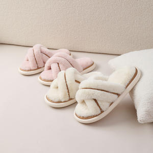 Nouvelles pantoufles d'intérieur de luxe pour femmes, design croisé, semelle extérieure en EVA, moelleuses et antidérapantes, en peluche douce pour l'été - Product Image 4