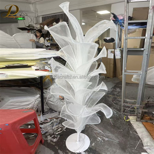 JINDA Decorazione per Matrimoni ed Eventi, Gigantesco Centrotavola Floreale Fatto a Mano in Organza di Seta Bianca - Product Image 4