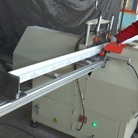 Machine de découpe pneumatique à double lame pour profilés de portes et fenêtres en PVC