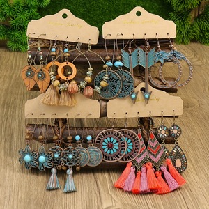 Boucles d'oreilles pendantes tendance style bohème en alliage avec pompons pour femme, ensemble de bijoux de fête - Product Image 1