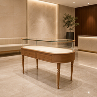 Vitrine à bijoux en bois naturel courbé sur mesure avec verre trempé et éclairage LED pour les magasins de détail