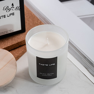 Bougies parfumées <span class=keywords><strong>en</strong></span> <span class=keywords><strong>verre</strong></span> givré blanc de qualité supérieure <span class=keywords><strong>avec</strong></span> couvercle <span class=keywords><strong>en</strong></span> bois et étiquette noire minimaliste pour la décoration moderne de la maison - Product Image 2