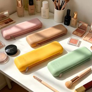 Nouveauté : Trousse de maquillage de voyage grande capacité, résistante à l'eau, en silicone écologique, avec logo personnalisé et fermeture éclair - Product Image 1