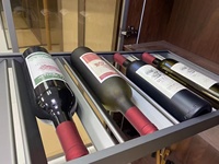 Prix de gros Casier à vin en alliage d'aluminium Panneau à tubes carrés Porte-bouteille de vin de luxe simple et léger Présentoir à vin