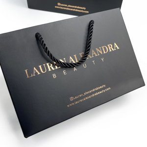 Bolsas de Papel Negro Mate Personalizadas de Alta Calidad al por Mayor con Logotipo Dorado - Bolsas de Embalaje para Cosméticos para Negocios - Product Image 5