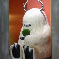 Statue de mascotte en fibre de verre floquée sur mesure, grande taille, pour vitrine de magasin, point photo, merchandising visuel, monstre poilu de dessin animé