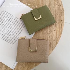Portefeuille court de haute qualité pour femmes, avec motif vertical texturé, fermeture à pression sécurisée, poche à monnaie zippée et design compact. - Product Image 3