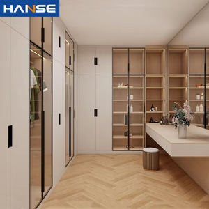 ארון בגדים מודרני מתקפל ומתכוונן מעץ לחדר שינה עם דלתות הזזה ותאורת לד - Product Image 1